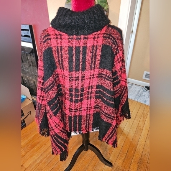 Steve Madden Plaid Polyester Poncho with Fringe. "K" - Picture 2 of 4